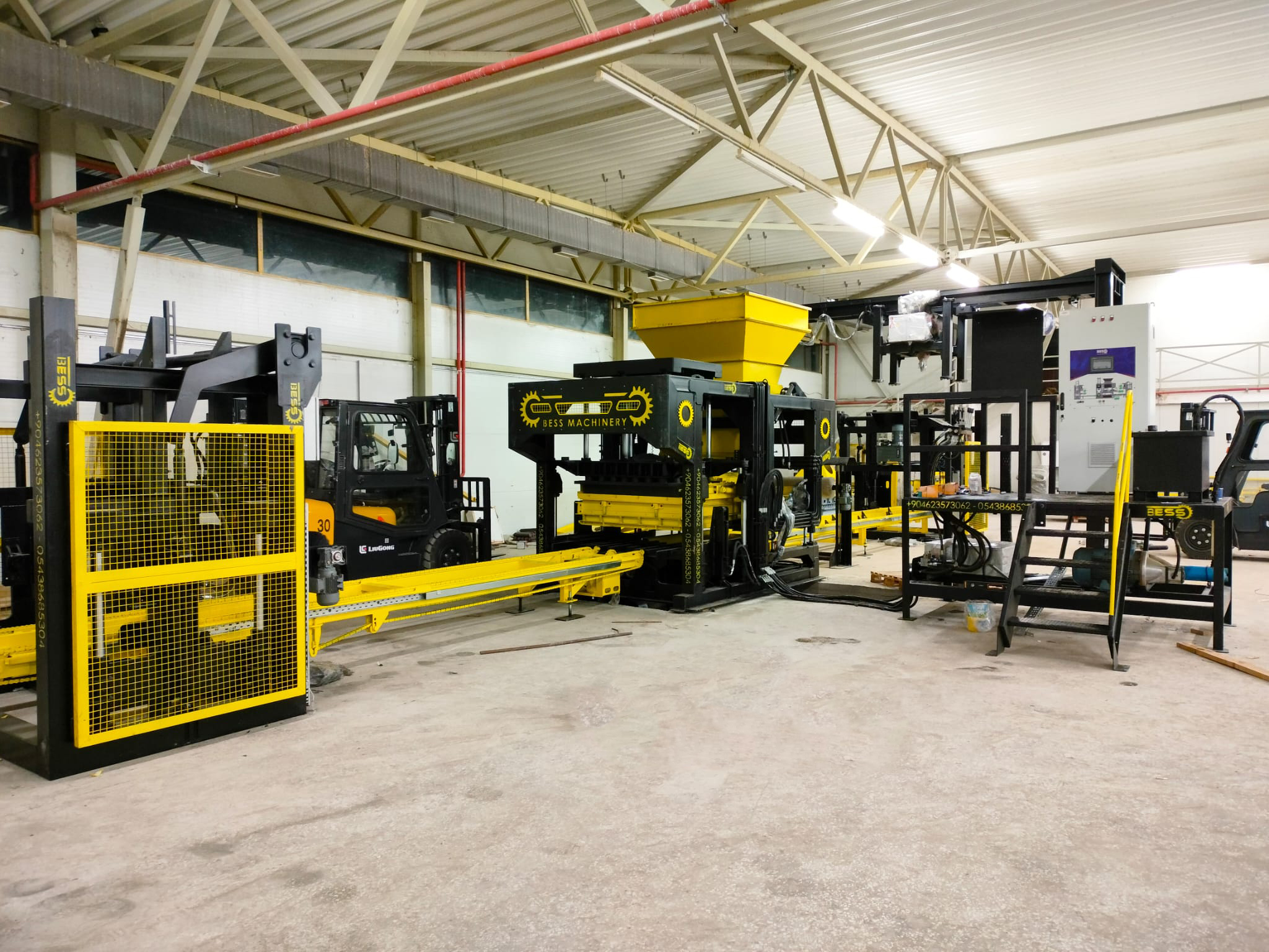Ain Temouchent Ain Kihal Autre Autre Machine  parpaings automatique de12 pices